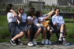 Школьницы перед торжественной линейкой, посвященной Дню знаний, в образовательном комплексе «Сириус» в Сочи