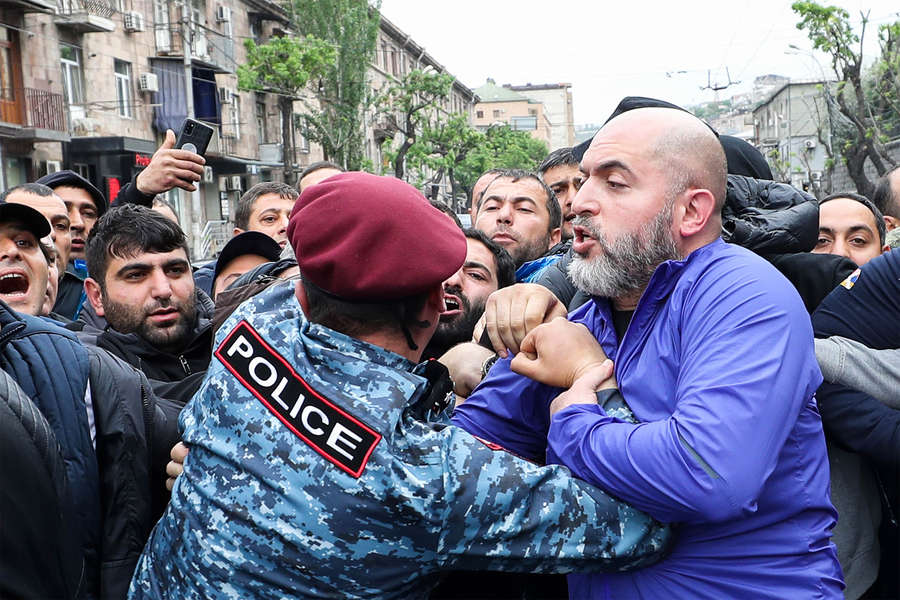 Задержания участника митинга во время акции протеста в Ереване, 2 мая 2022 года
