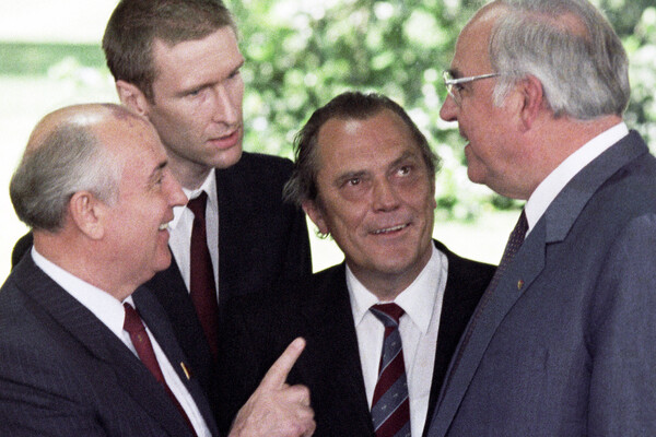 Председатель Президиума Верховного Совета СССР Михаил Горбачев беседует с&nbsp;Федеральным канцлером ФРГ Гельмутом Колем (крайний справа) во время официального визита в&nbsp;ФРГ, 1989&nbsp;год