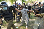 Полиция задерживает участника митинга против ареста бывшего премьер-министра Пакистана Имрана Хана в Лахоре, 10 мая 2023 года