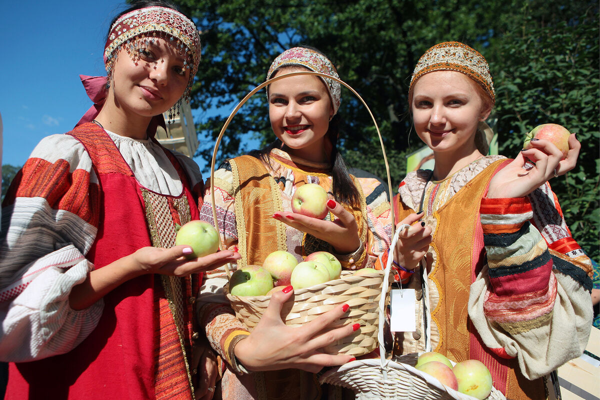 Девушки во время празднования Преображения Господня (Яблочного Спаса), 2015 год 