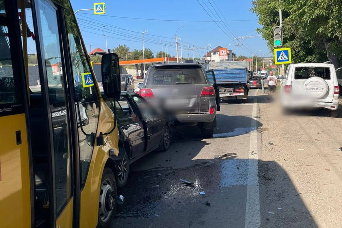 В Крыму автобус с учителями столкнулся с УАЗ и врезался в несколько машин -  Газета.Ru | Новости