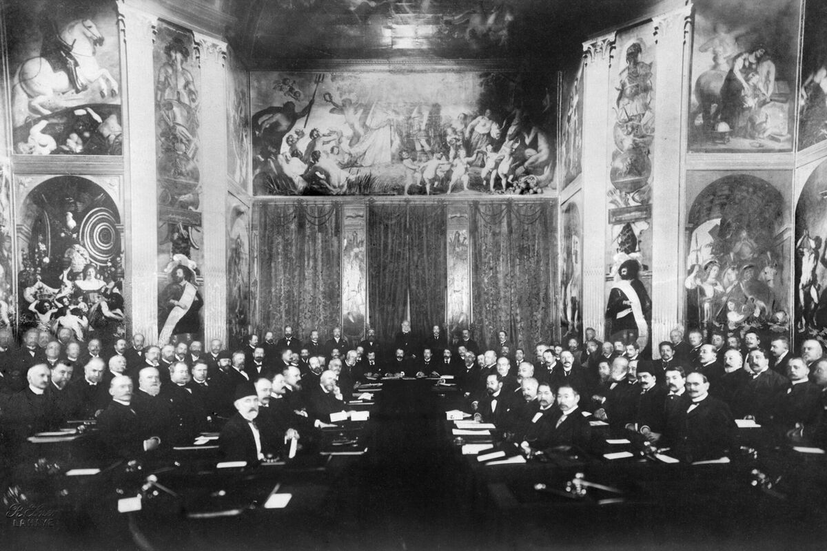 Первая Гаагская конференция 1899 года: заседание в оранжевом зале дворца Хёйс-тен-Бос