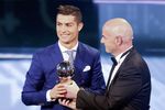 Глава ФИФА Джанни Инфантино (справа) вручает Криштиану Роналду ценный приз