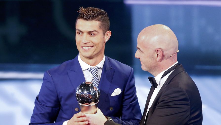 Глава ФИФА Джанни Инфантино (справа) вручает Криштиану Роналду ценный приз
