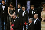 Съемочная группа и актеры из фильма «Ла-Ла Ленд» на сцене церемонии за мгновения до того, как они узнают, что получили «Оскар» по ошибке