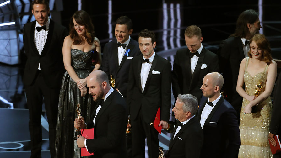 Съемочная группа и актеры из фильма «Ла-Ла Ленд» на сцене церемонии за мгновения до того, как они узнают, что получили «Оскар» по ошибке