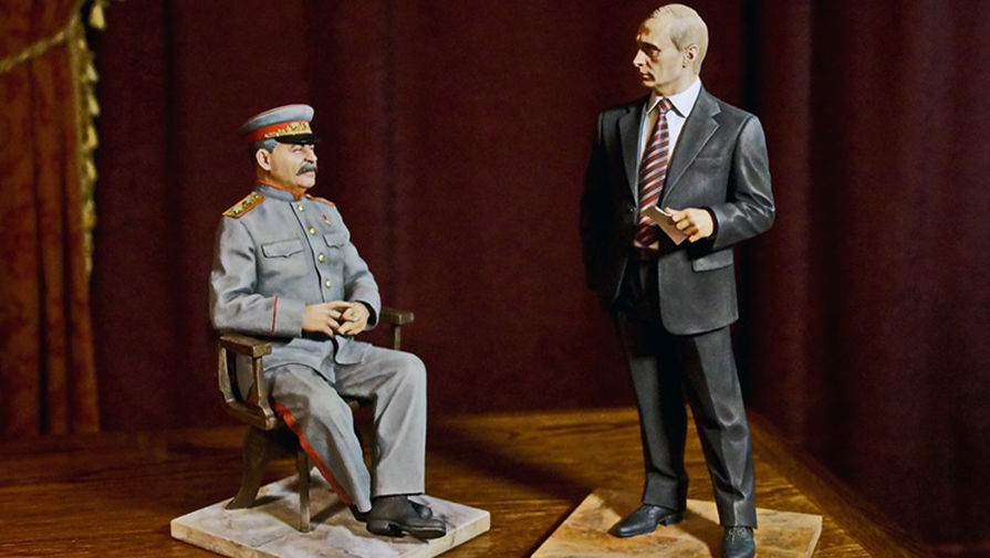Фигуры президента России Владимира Путина и вождя Советского государства Иосифа Сталина