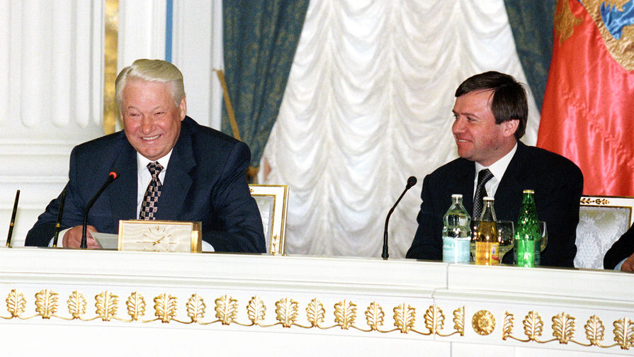 Президент России Борис Ельцин и глава администрации президента Валентин Юмашев во время мероприятия в Кремле, 1998 год