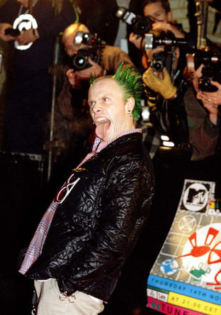 Лидер британской группы The Prodigy Кит Флинт перед церемонией MTV Europe Music Award, 1996 год