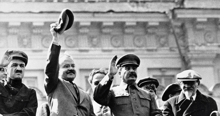 Анастас Микоян, Вячеслав Молотов, Иосиф Сталин и Михаил Калинин на трибуне мавзолея Ленина во время первомайской демонстрации на Красной площади, 1936 год