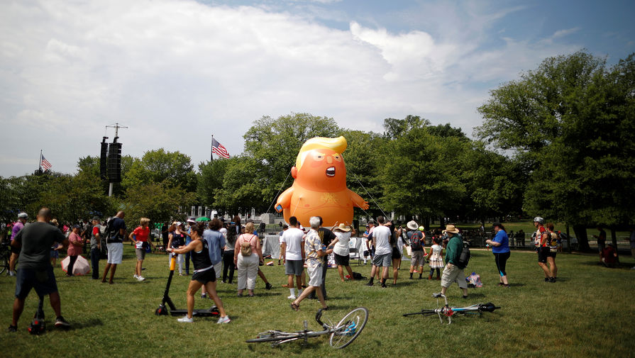 Воздушный шар в&nbsp;виде президента Дональда Трампа во время празднования Дня независимости США в&nbsp;Вашингтоне, 4 июля 2019 года