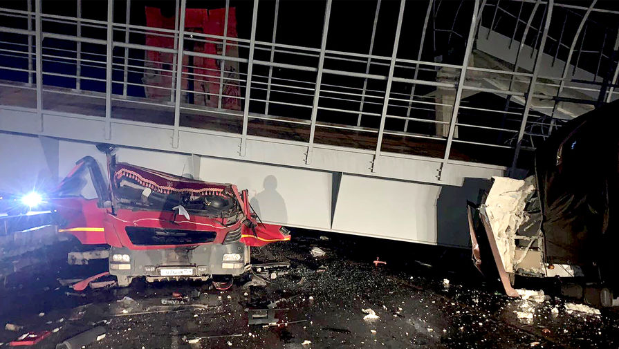 Грузовик на трассе в Пермском крае снес пешеходный мост, погибли два водителя