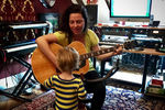 Эми Ли с сыном в своей студии 