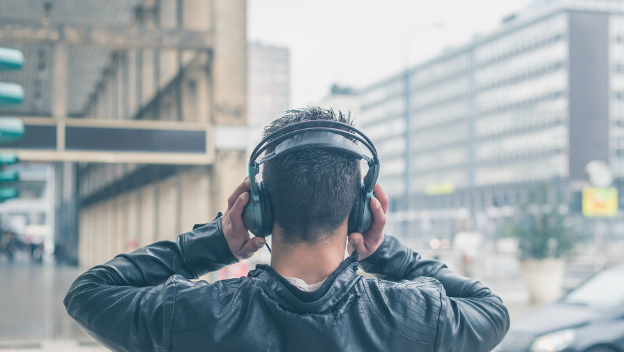 Специалист Новосельцев назвал безопасное время прослушивания музыки в наушниках