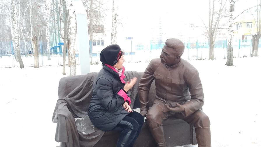 Сесть со Сталиным: статую вождя на лавочке открыли в Набережных Челнах