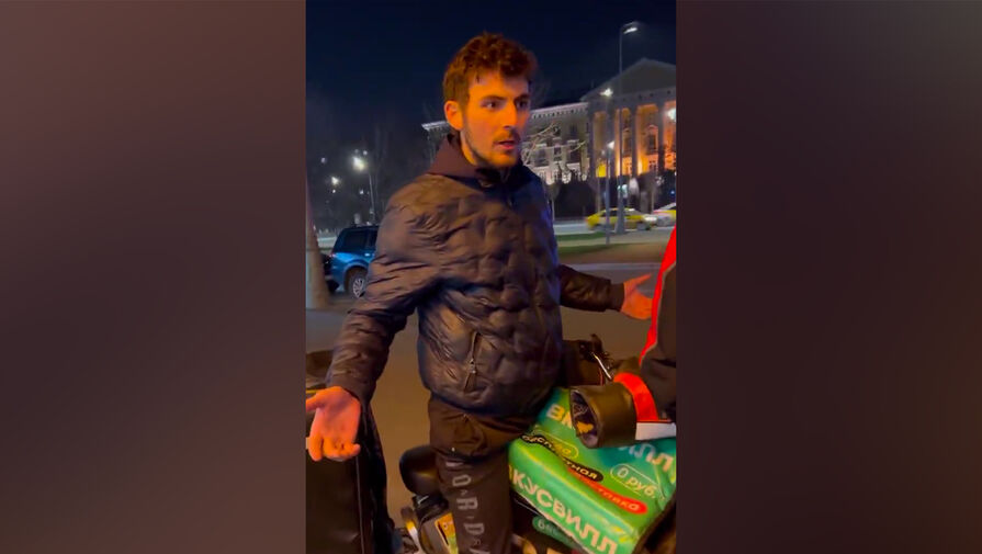 В Москве курьер Вкусвилл едва не сбил на большой скорости прохожих и обругал их