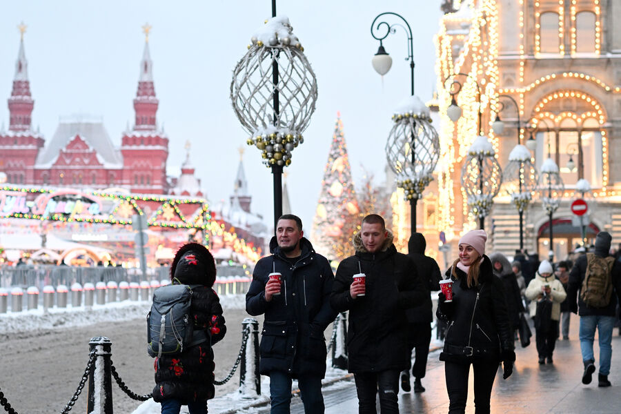 Отдыхающие у&nbsp;Красной площади в&nbsp;Москве