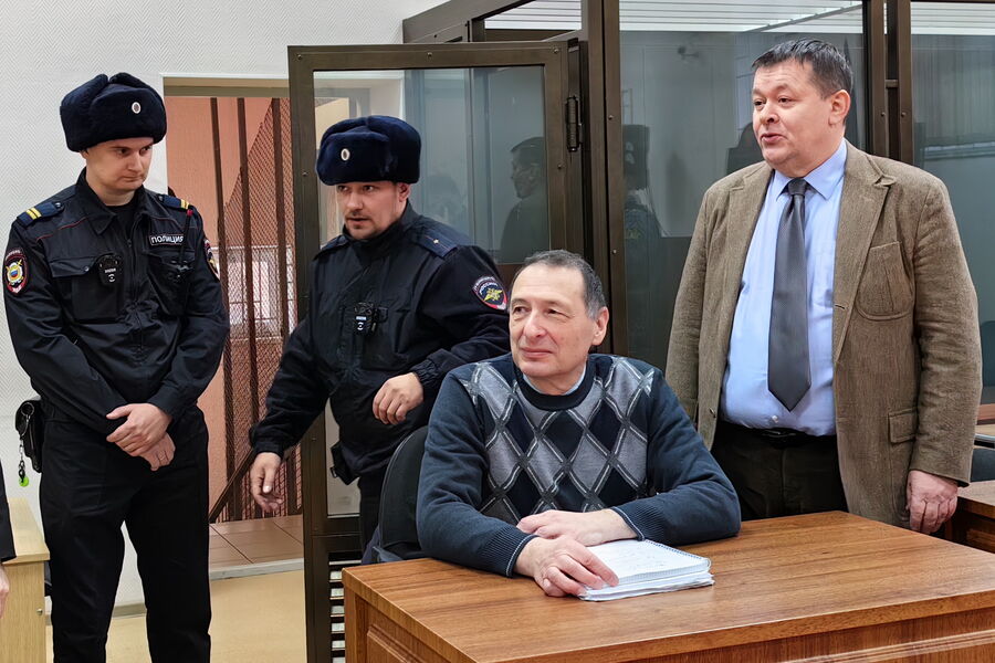 Социолог и политолог Борис Кагарлицкий (признан в РФ иностранным агентом) после судебного заседания, 12 декабря 2023 года