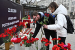 Люди возлагают цветы к стихийному мемориалу в память о жертвах теракта в подмосковном «Крокус Сити Холле», Ростов-на-Дону, 23 марта 2024 года