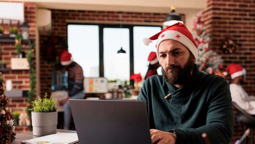 Россиянам объяснили, как не получить штраф в 15 тыс. руб. за украшение рабочего места