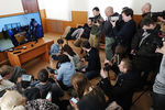 Журналисты смотрят трансляцию из зала заседаний Донецкого областного суда