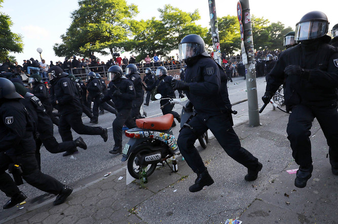Полиция во время демонстрации накануне саммита G20 в Гамбурге, 6 июля 2017 года