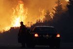 Полицейский автомобиль во время лесного пожара в городе Санта-Роза, Калифорния, 10 октября 2017 года