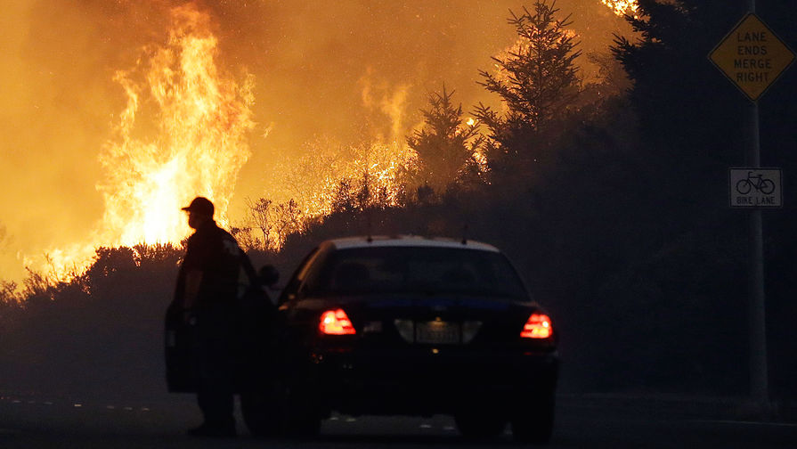Полицейский автомобиль во время лесного пожара в&nbsp;городе Санта-Роза, Калифорния, 10 октября 2017 года