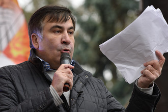 Бывший президент Грузии, экс-губернатор Одесской области Михаил Саакашвили выступает на вече у здания Верховной рады в Киеве, 29 октября 2017