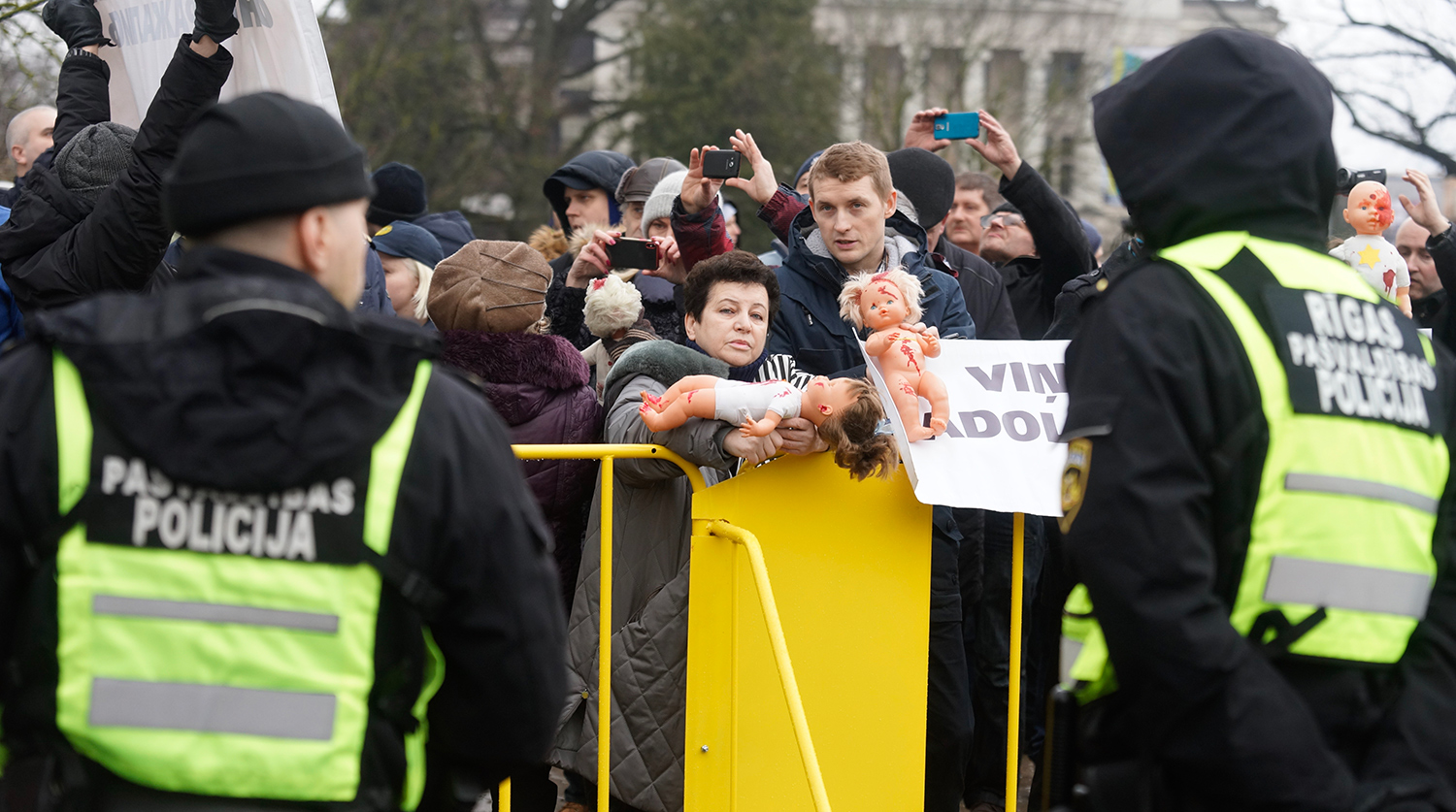 Жители на акции протеста во время марша легионеров Waffen SS в Риге, 16 марта 2019 года