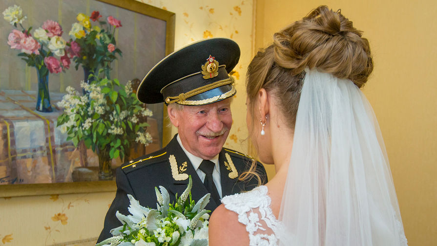 СМИ сообщили о возможной свадьбе 90-летнего актера Краско на молодой поклоннице