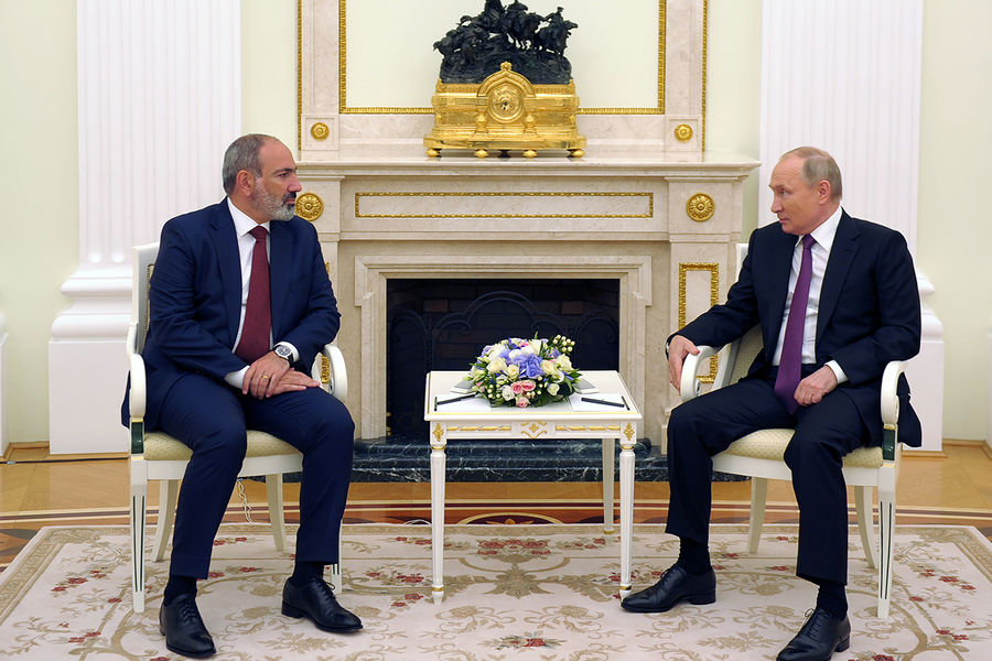 Президент России Владимир Путин и исполняющий обязанности премьер-министра Армении Никол Пашинян во время встречи, 7 июля 2021 года