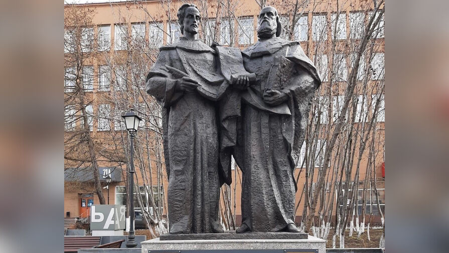 Ко Дню письменности в Мурманске на памятник Кириллу и Мефодию нанесли неправильный алфавит