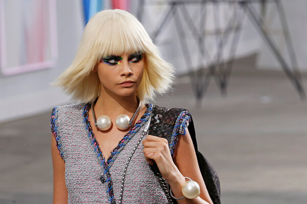 Кара Делевинь на&nbsp;показе коллекции Chanel в&nbsp;Париже, 2013&nbsp;год