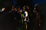 Протестующие против сноса монумента «Освободителям Риги» общаются с сотрудниками полиции, 23 августа 2023 года 
