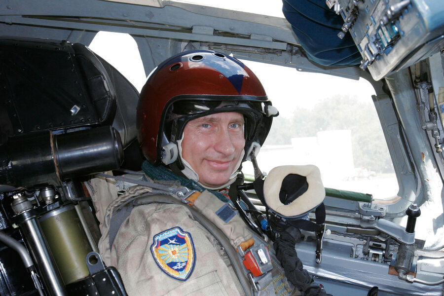 Владимир Путин в&nbsp;кабине стратегического бомбардировщика Ту-160 &laquo;Павел Таран&raquo;, 2005&nbsp;год