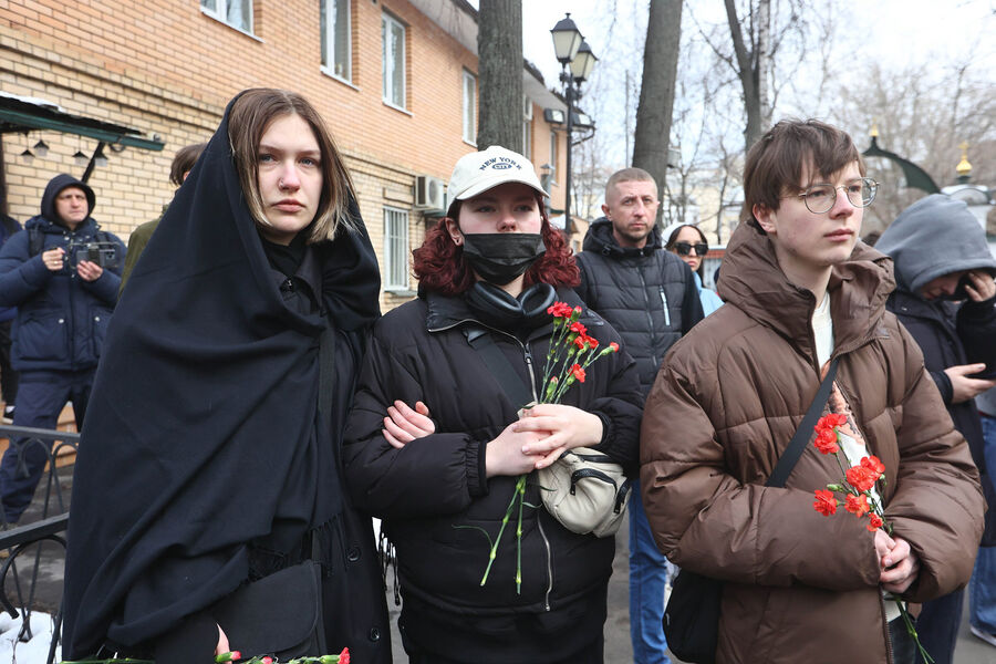 Церемония прощания с&nbsp;рэпером Пашей Техником в&nbsp;храме Петра и Павла в&nbsp;Лефортово в&nbsp;Москве, 11&nbsp;апреля 2025&nbsp;года