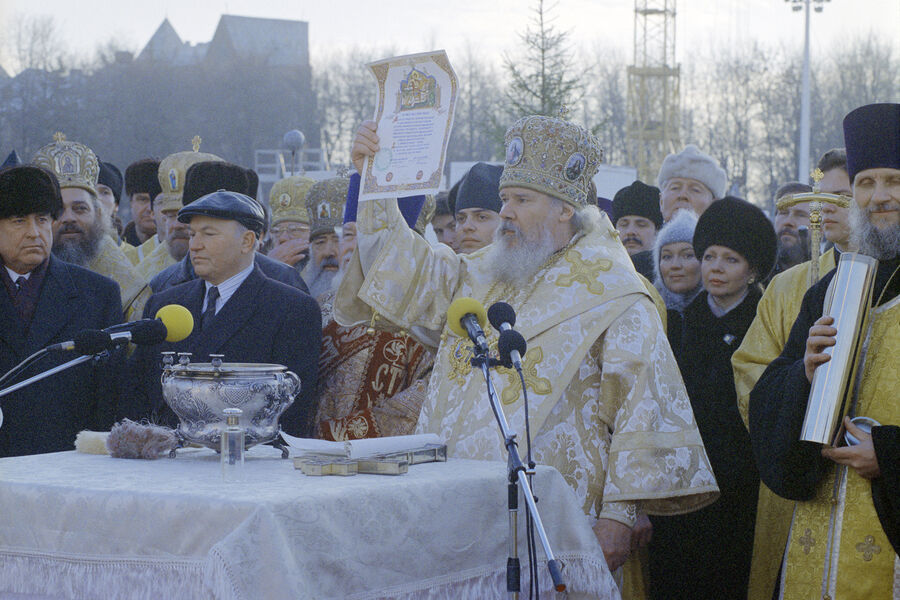 Патриарх Московский и Всея Руси Алексий II (в центре), председатель правительства РФ Виктор Степанович Черномырдин (первый слева) и мэр Москвы Юрий Михайлович Лужков (второй слева) на&nbsp;церемонии закладки первого камня на&nbsp;месте строительства Храма Христа Спасителя в&nbsp;Москве, 7&nbsp;января 1995&nbsp;года