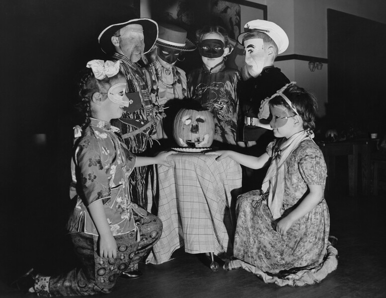 Дети в масках на вечеринке в честь Хэллоуина, 1947 год