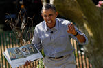 Президент Барак Обама показывает, как «скрежетали страшные зубы», во время чтения детям книги «Там, где живут чудовища» на Южной лужайке Белого дома в Вашингтоне, 21 апреля 2014 года
