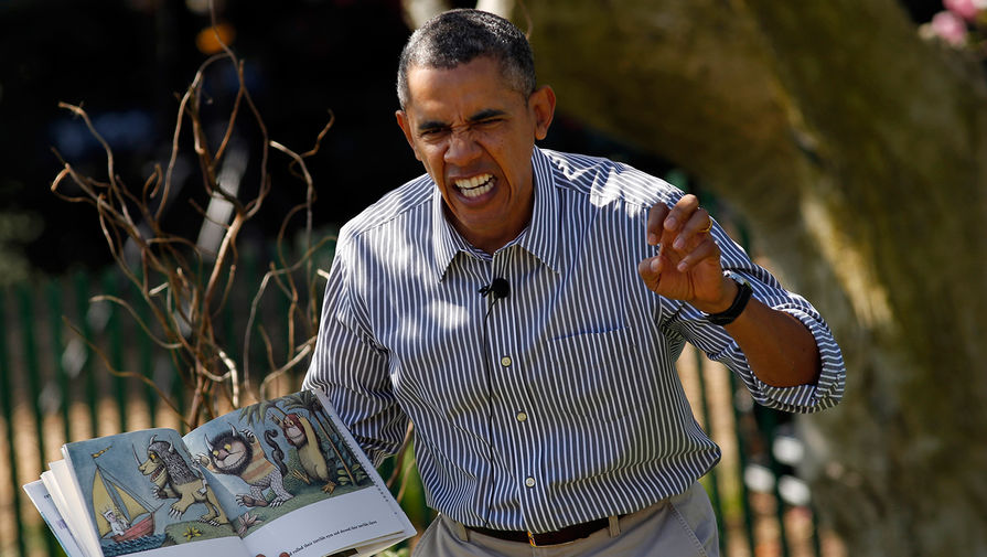 Президент Барак Обама показывает, как &laquo;скрежетали страшные зубы&raquo;, во время чтения детям книги &laquo;Там, где живут чудовища&raquo; на&nbsp;Южной лужайке Белого дома в&nbsp;Вашингтоне, 21&nbsp;апреля 2014&nbsp;года
