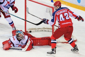 Вратарь «Локомотива» Алексей Мурыгин и игрок ЦСКА Валерий Ничушкин