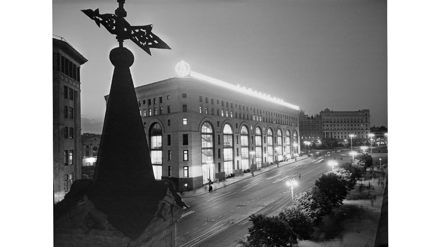 1957 год. Магазин «Детский мир» вечером