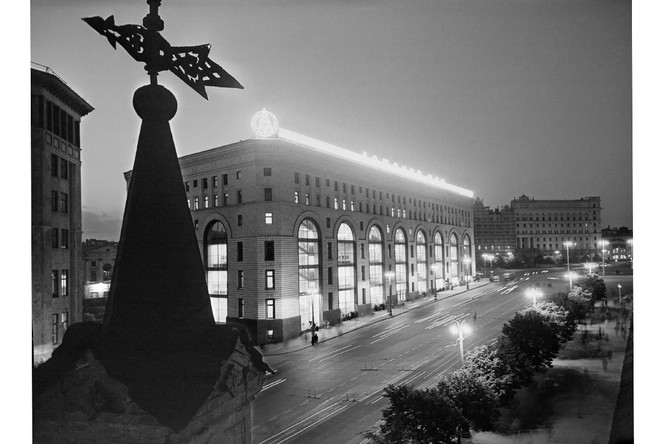1957 год. Магазин «Детский мир» вечером