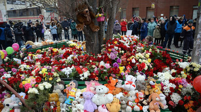 Цветы и мягкие игрушки возле здания торгового центра «Зимняя вишня» в Кемерово, где произошел пожар