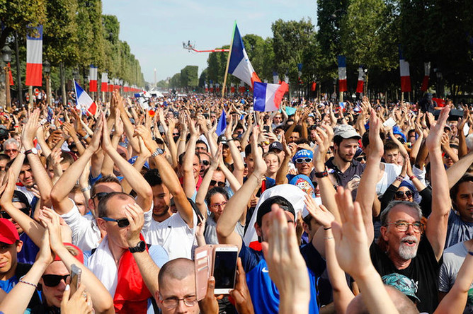 Встреча сборной Франции в центре Париже, 16 июля 2018 года