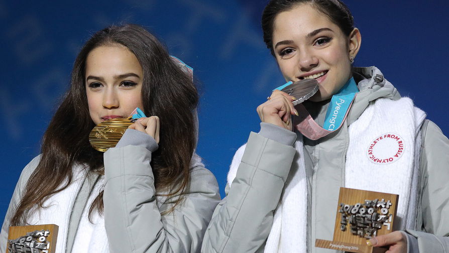 Российские фигуристки Алина Загитова (слева) и Евгения Медведева на Олимпиаде-2018