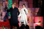 Президент США Дональд Трамп и первая леди Меланья Трамп на церемонии зажжения рождественской елки у Белого дома, 28 ноября 2018 года