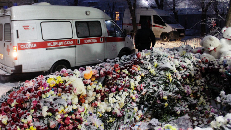 Цветы и игрушки у жилого дома на проспекте Карла Маркса в Магнитогорске, где накануне Нового года произошло обрушение подъезда в результате взрыва, 4 января 2019 года